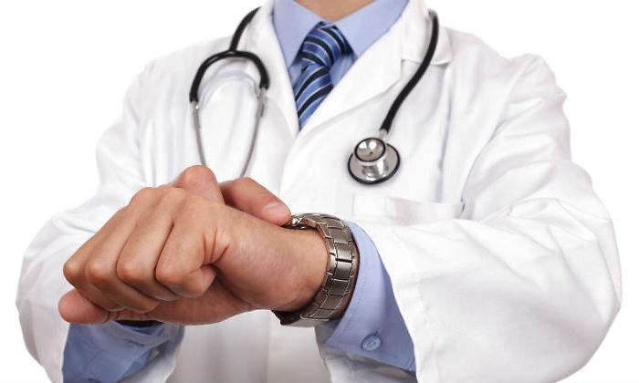 medico-reloj-mira.jpg