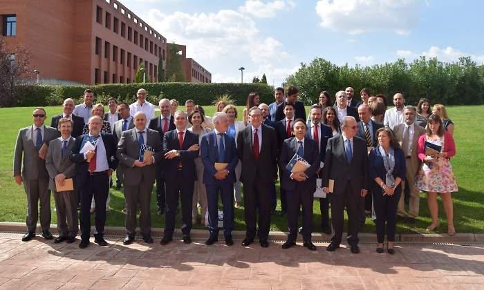 Foto de familia de las ayudas a la investigacin de Santander UAX