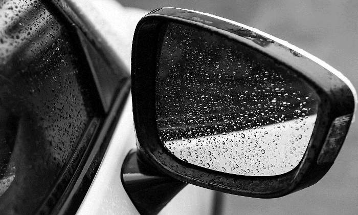 coche-lluvia-espejo-dreamstime.jpg