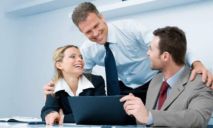 trabajadores-felices-abrazo-jefe-dreams-770.jpg