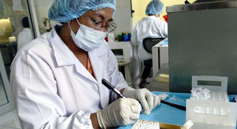 medico-cubano-medicamento-efe.jpg