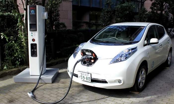 coche-electrico-recargando.jpg
