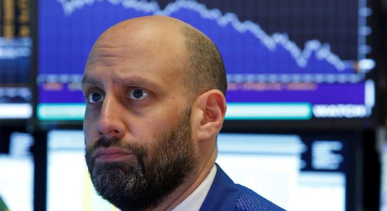 Wall Street cierra a la baja impactada por desplome de Walmart