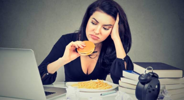dieta-laboral-no-sana-escritorio-istock-770.jpg