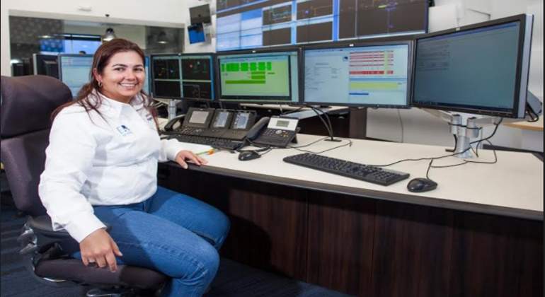 MUJER-COMPU