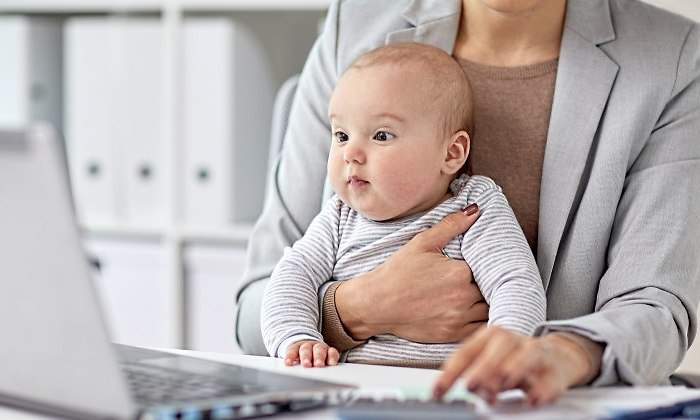 madre-bebe-ordenador-dreamstime.jpg
