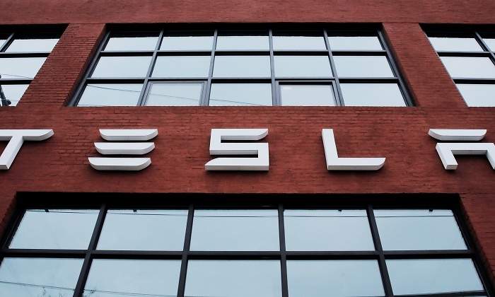 Tesla-ladrillo.jpg