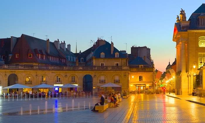 La ciudad de Dijon Francia de noche