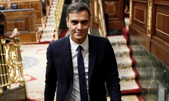 sanchez-congreso-camina-sonrie-efe.jpg