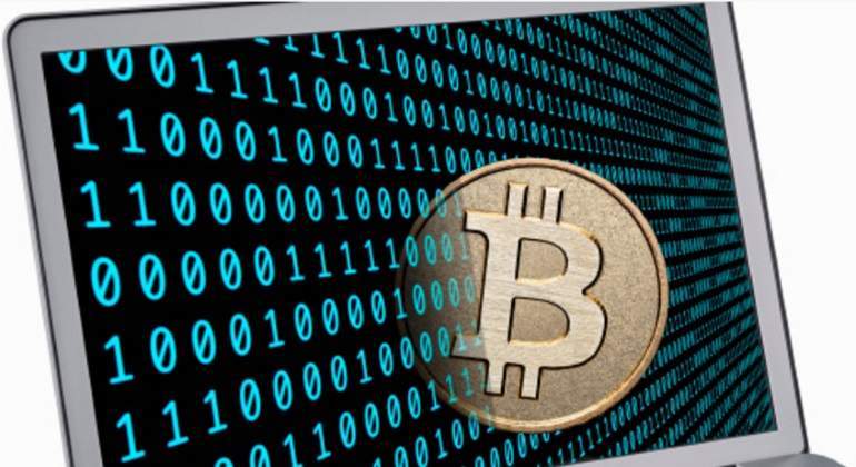 bitcoin-ordenador-ceros-unos.jpg