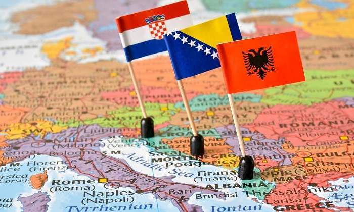 mapa-balcanes-banderas-croacia-bosnia-albania-dreamstime.jpg