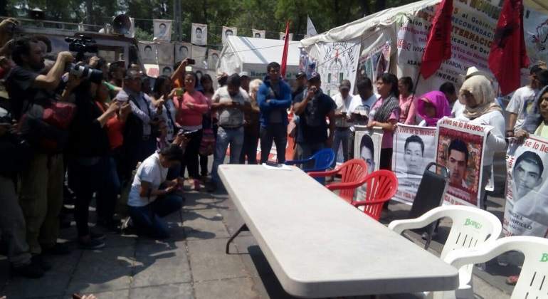 Padres de los 43 levantarán plantón frente a PGR