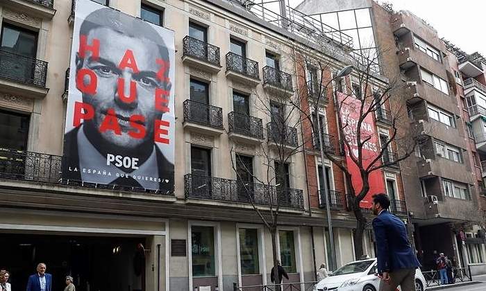 haz-que-pase-cartel-sanchez-efe.jpg