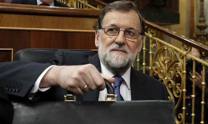 rajoy-mariano-maletin-pleno-pensiones-efe.jpg
