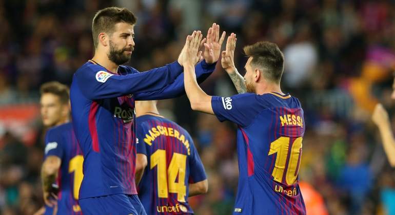 messi-pique-celebran-reuters.jpg