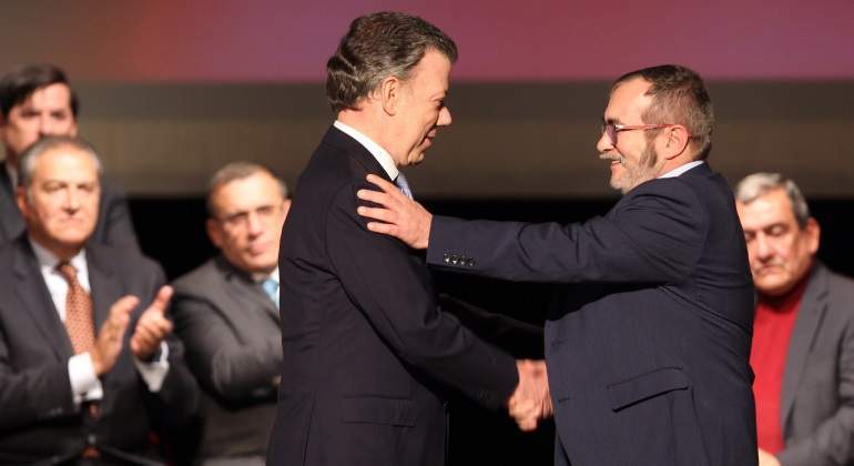santos-timochenko-acuerdo-paz-noviembre-efe-770x420.jpg