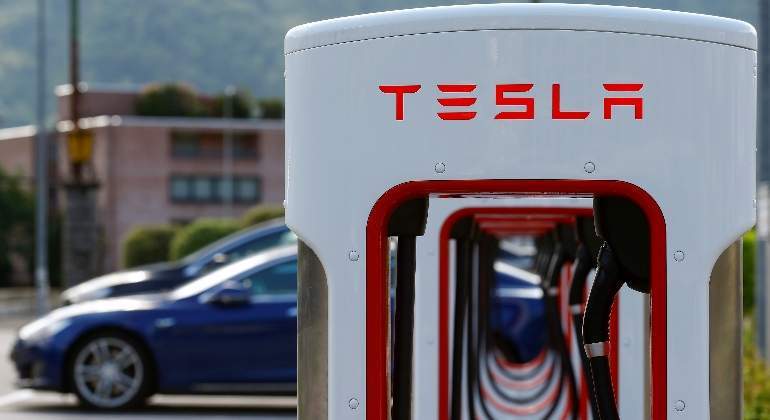 tesla-logo-cargador-reuters.jpg