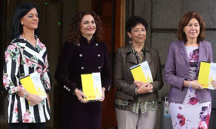 montero-presupuestos-puertas-congreso-nacho-martin.jpg