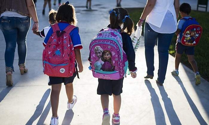 Dos colegiales camino del colegio