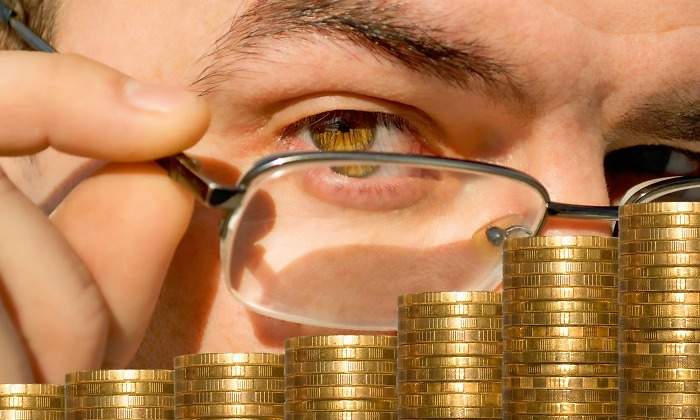 monedas-hombre-gafas.jpg