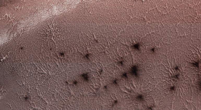 Las 'arañas' regresan con el sol al polo sur de Marte