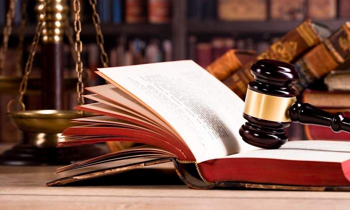 Un mazo de juez una balanza y un libro de leyes