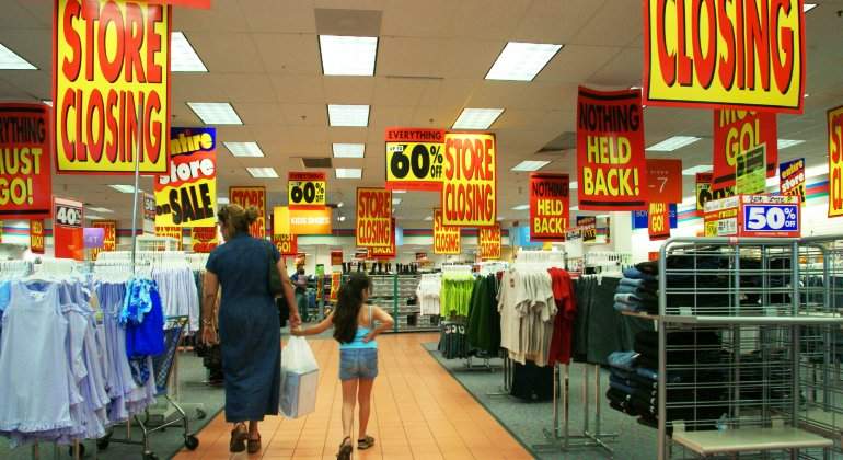 minorista-tienda-ropa-cierre-descuentos-liquidacion-oferta-getty.jpg
