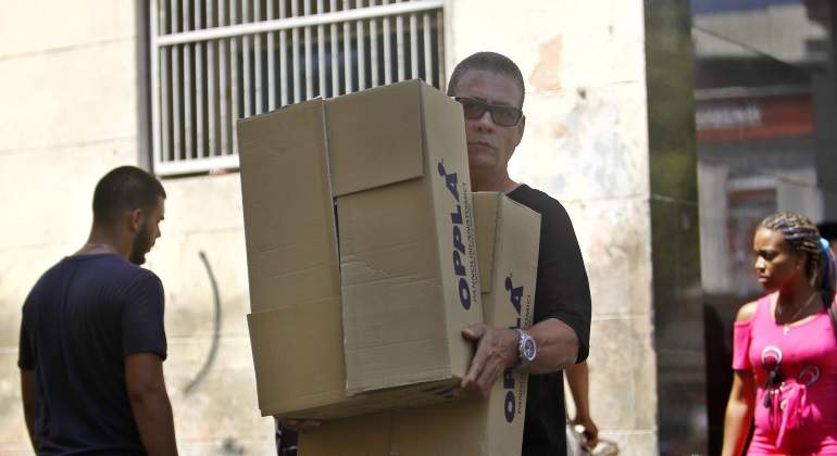 hombre-cajas-cuba-efe-770x420.jpg