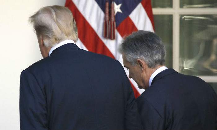 trump-powell-espaldas-juntos-reuters.jpg