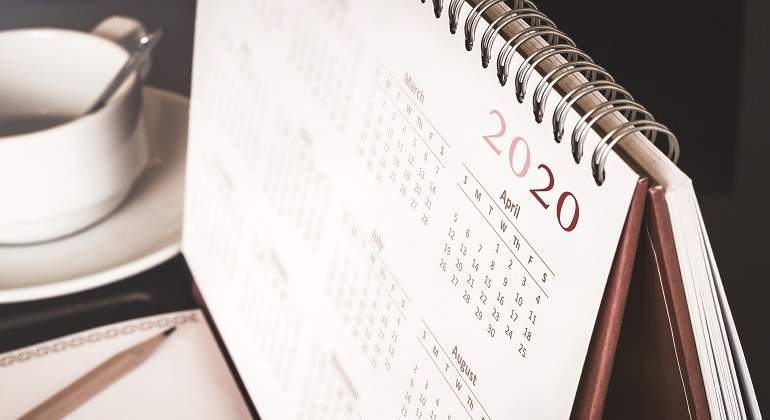 Calendario-ano-2020-con-cafe-y-lapiz-iStock.jpg