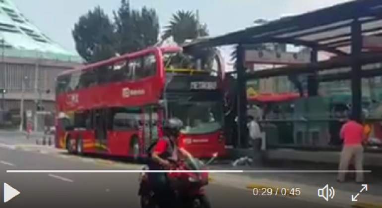 #EpicFail Nuevo Metrobús de doble piso se atora en estación