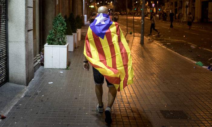 hombre-bandera-cataluna-camina-noche.jpg