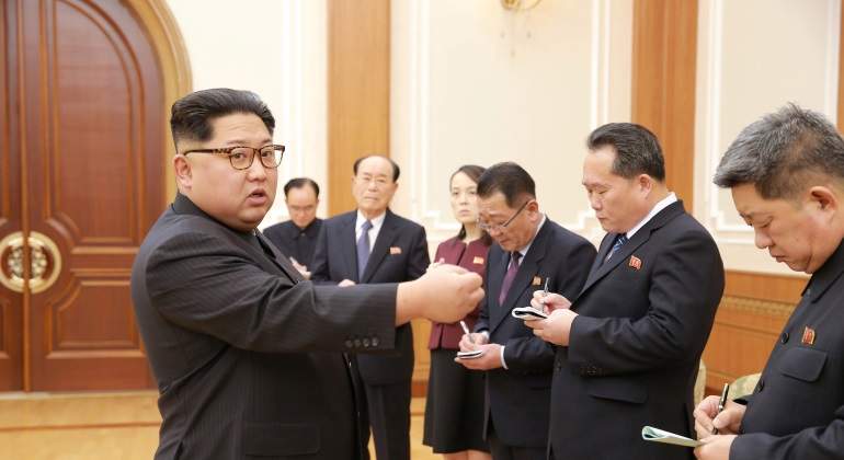 kim-jong-un-770-reuters-saluda-a-funcionarios.jpg
