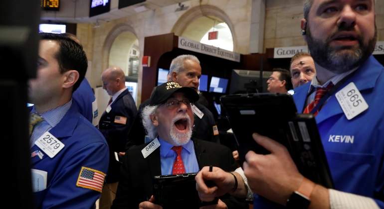 Tecnológicas y bancos encabezaban apertura en Wall Street