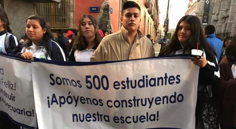 Alumnos-piden-escuela-en-Palacio-Nacional-especial.jpg