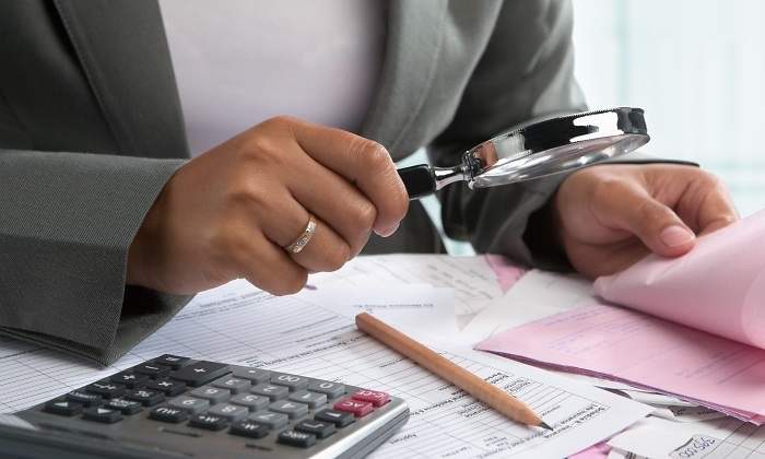 calculadora-papeles-lupa.jpg