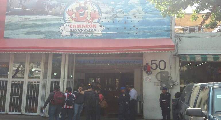 Asaltan marisquería en la Escandón; matan a dos personas
