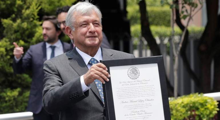 amlo-constancia-feliz-770-reuters.jpg
