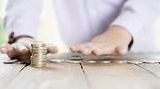 monedas-manos-mesa-istock-770.jpg