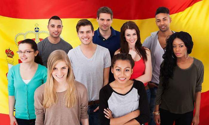 espana-bandera-jovenes-770-dreamstime.jpg