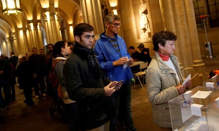 elecciones-10n-gente-vota-barcelona-reuters.jpg