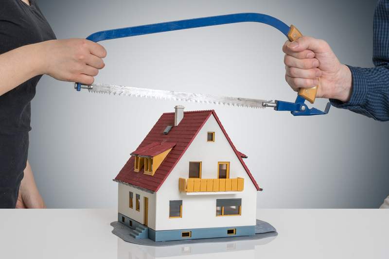divorcio-sierra-casa-separacion-manos-dreamstime.jpg