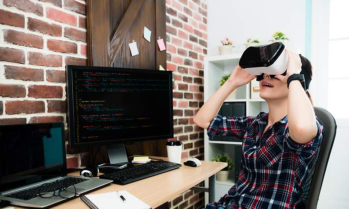 desarrollador-videojuegos-gafas-realidad-virtual-ordenador-dreamstime.jpg