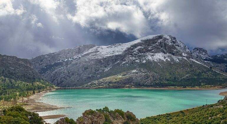 Laguna glaciar con montaña nevada al fondo