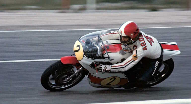 Giacomo Agostini en una carrera
