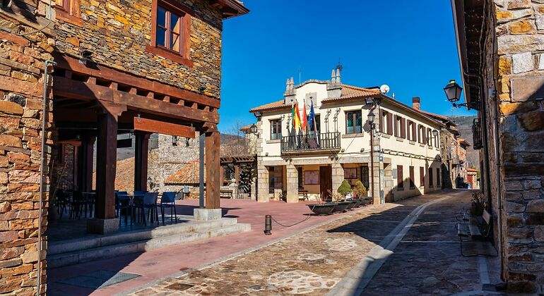 Un pueblo de casas de piedra con casas de estilo antiguo oeste