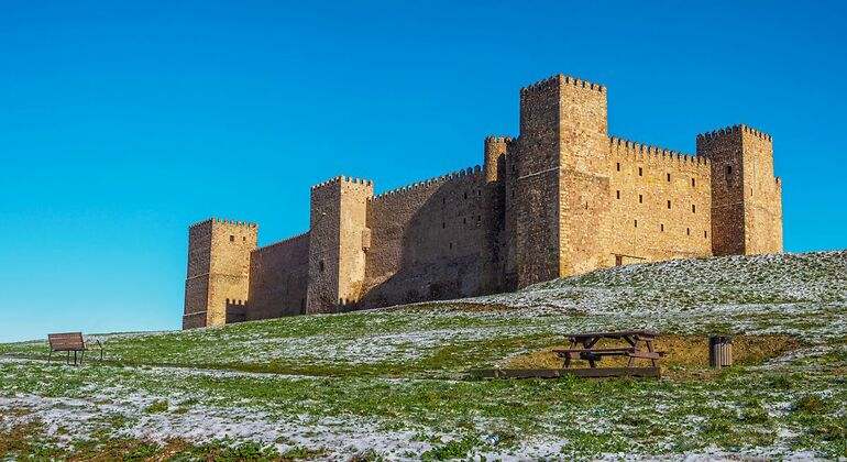 El castillo medieval de Sigüenza en una colina con excelentes vistas defensivas