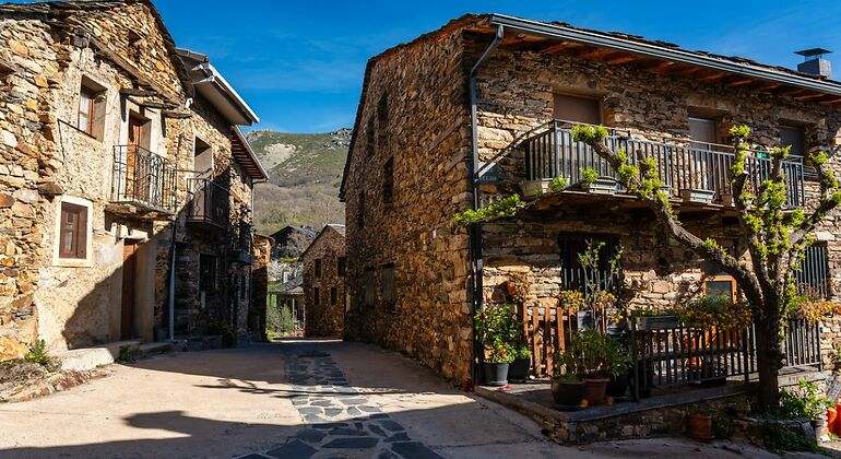 Casas de piedra en una llanura entre montañas