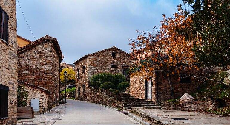 Calle de la hiruela con casas de piedra y tejados inclinados