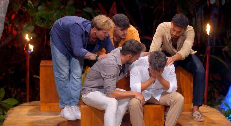 Los chicos en la hoguera de la isla de las tentaciones